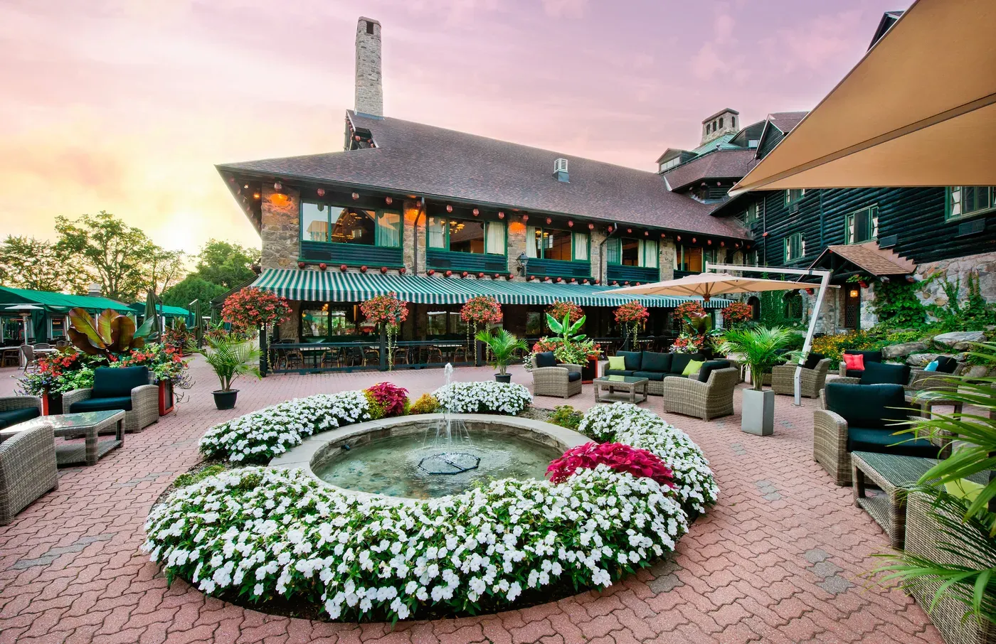 Fairmont Le Château Montebello waterfront location